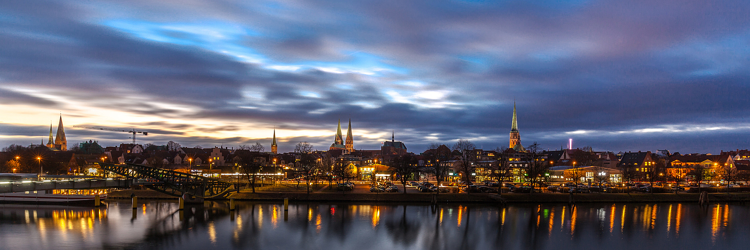 Hansestadt Lübeck: Abendstimmung an der Kanalstrasse