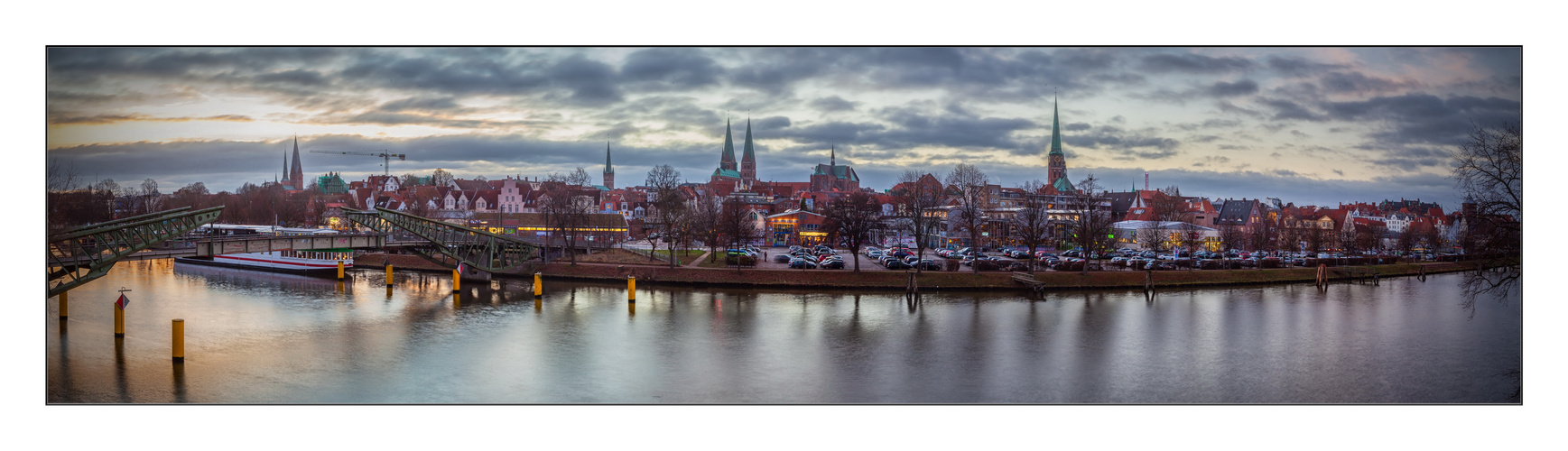 Hansestadt Lübeck: Abendstimmung an der Kanalstrasse