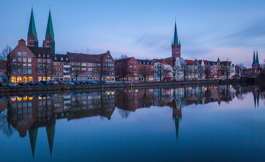 Hansestadt Lübeck: Beginnende blaue Stunde an der Untertrave