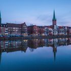 Hansestadt Lübeck: Beginnende blaue Stunde an der Untertrave