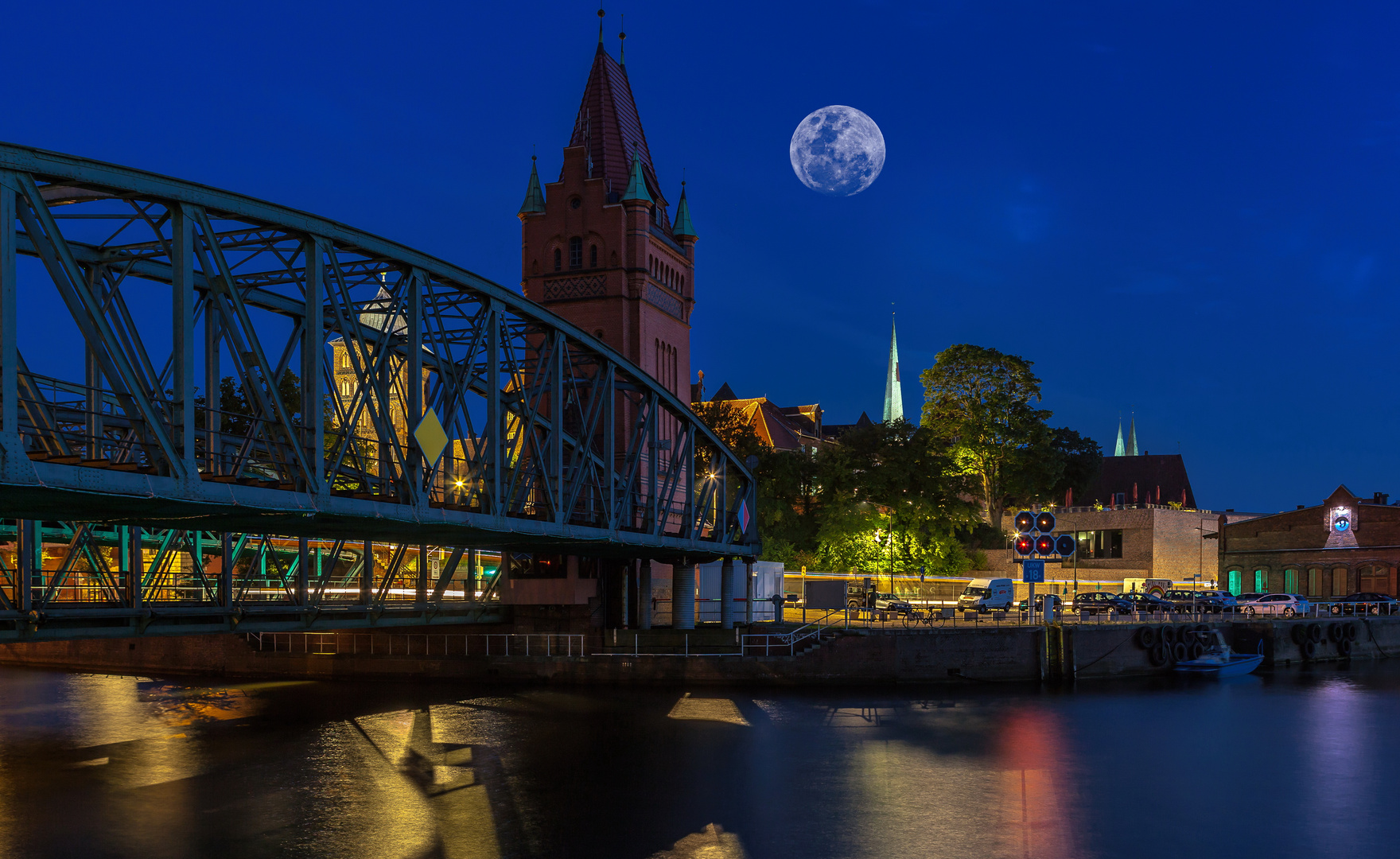 Hansestadt Lübeck: Der Mond ist aufgegangen!