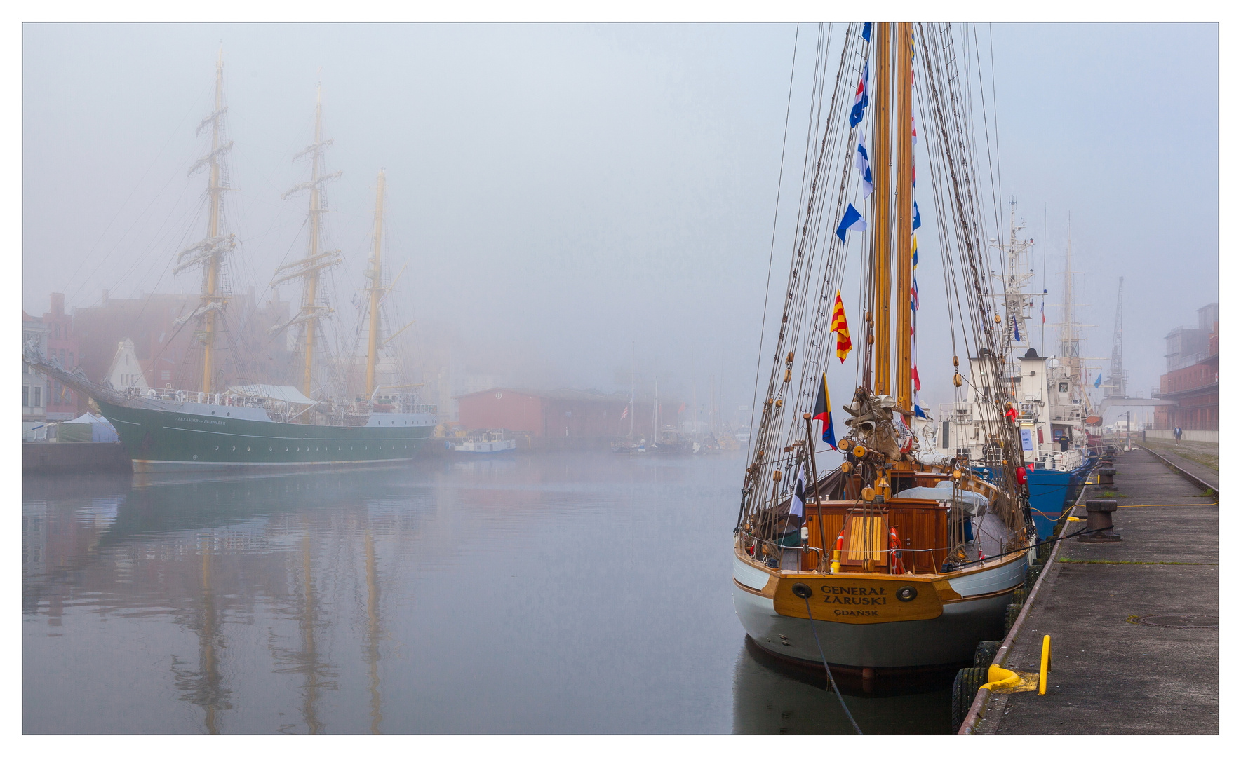 Hansestadt Lübeck: Morgenstimmung im Hafen