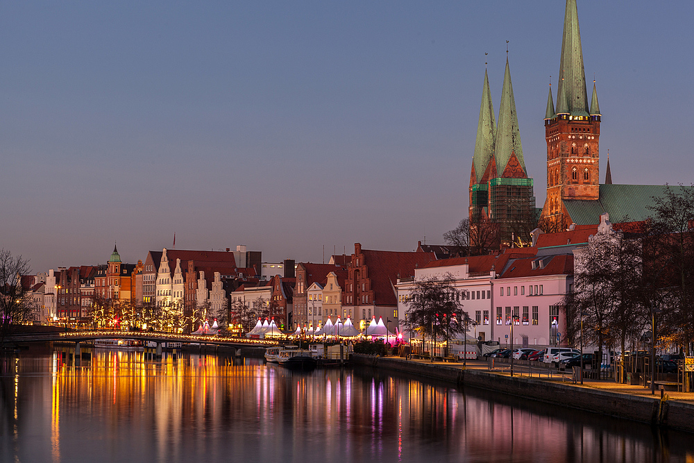 Hansestadt Lübeck: Obertrave mit Weihnachtsmarkt