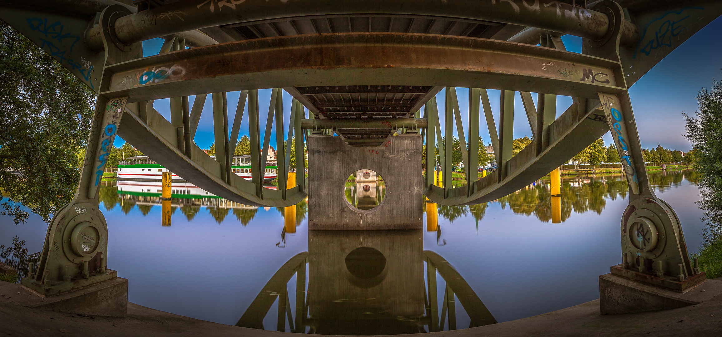 Hansestadt Lübeck: Unter der Brücke