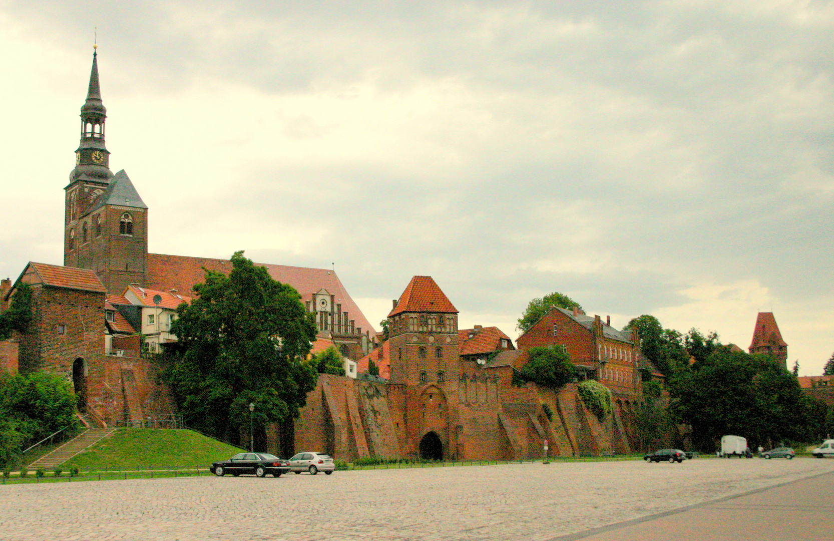 Hansestadt Tangermünde -Die Historische Altstadt mit Stadtmauer-