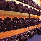 Hanteln im Fitnessstudio