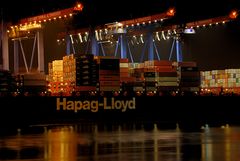 [...--- > Hapag Lloyd < ---...]