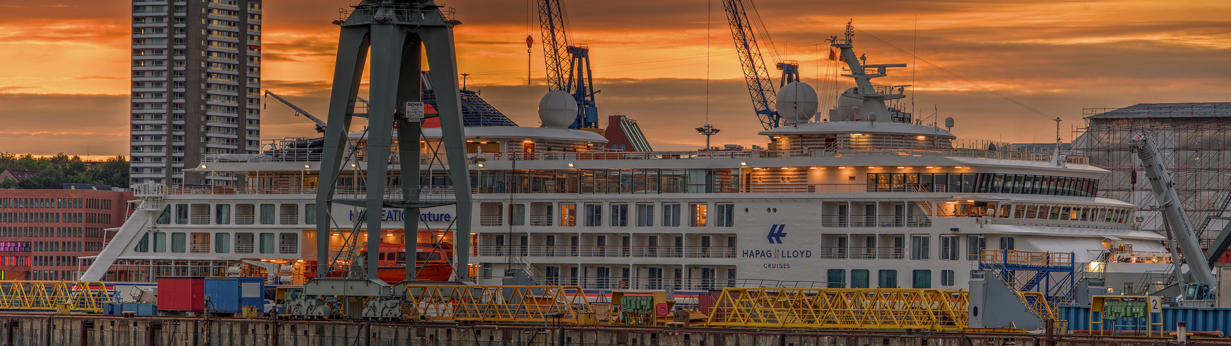 HAPAG  LLOYD  CRUISES