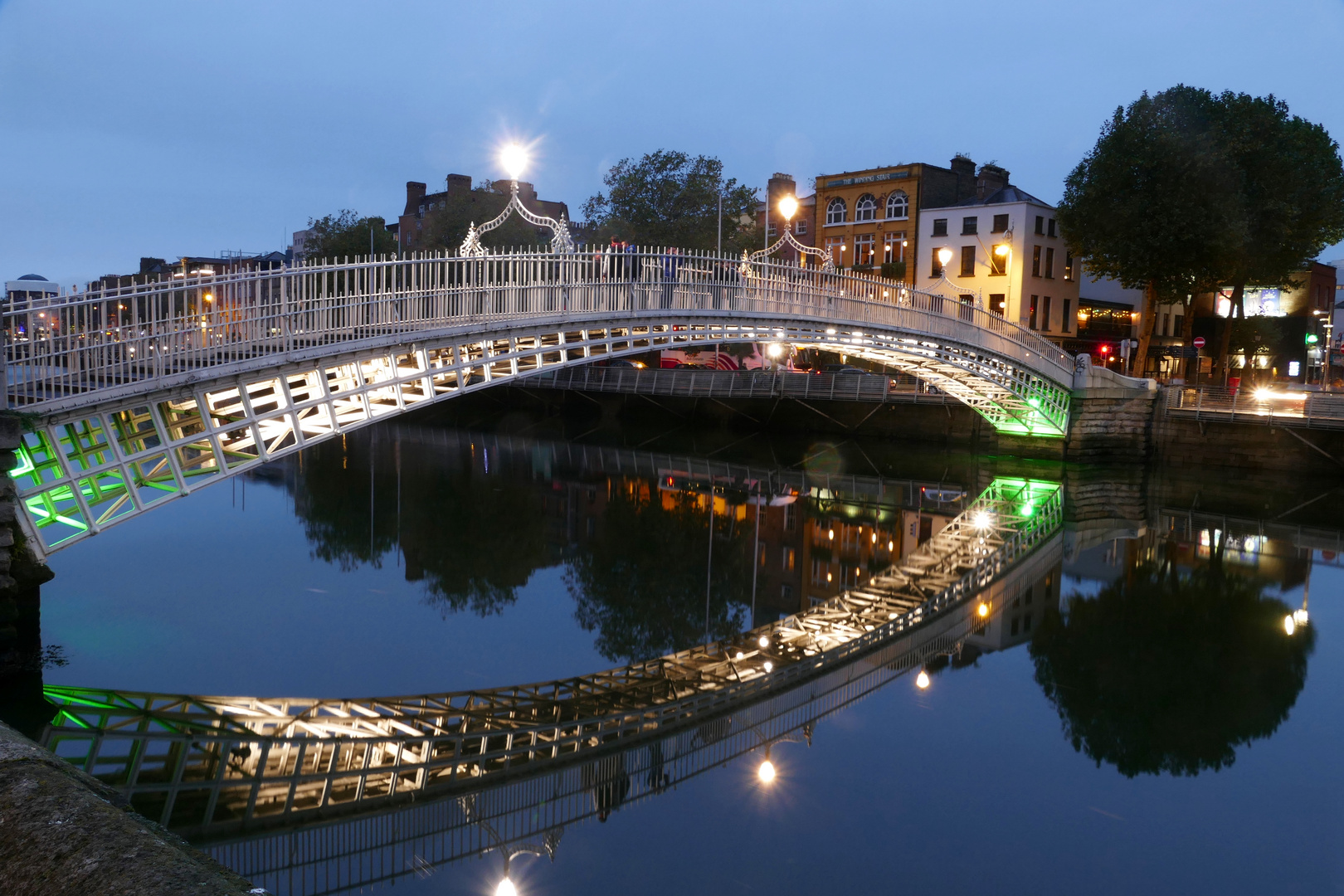 Ha`Penny Bridge in der Dämmerung