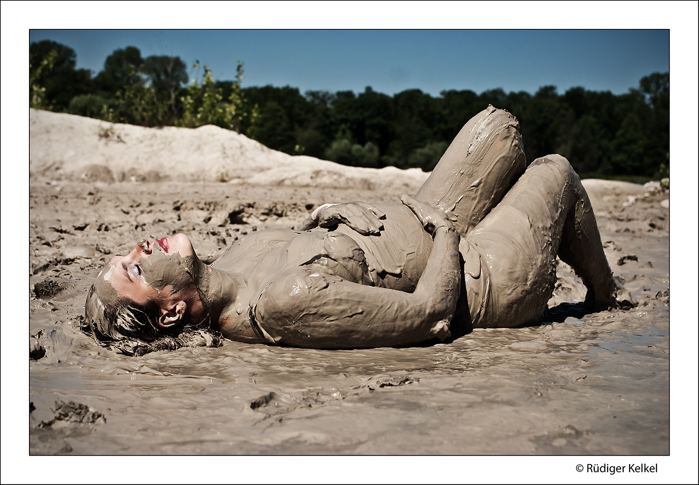 happy Baby-Belly in the mud