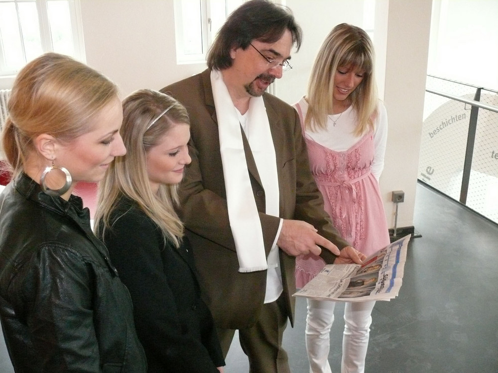 Harald Kröher mit den Siegerinnen der Pirmasenser Fototage