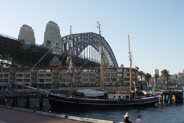 Harbor Bridge und altes Boat