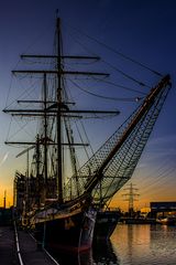 Harburger Binnenhafen im Abendlicht ...