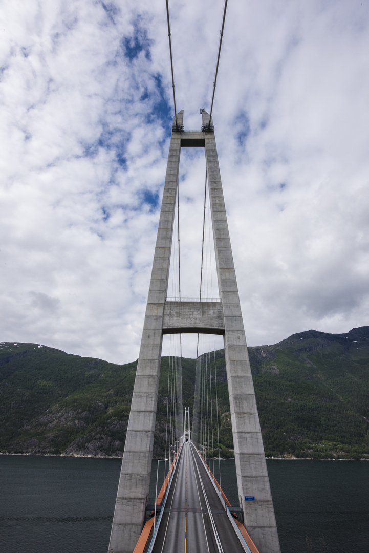 Hardangerbrücke über den Fjord