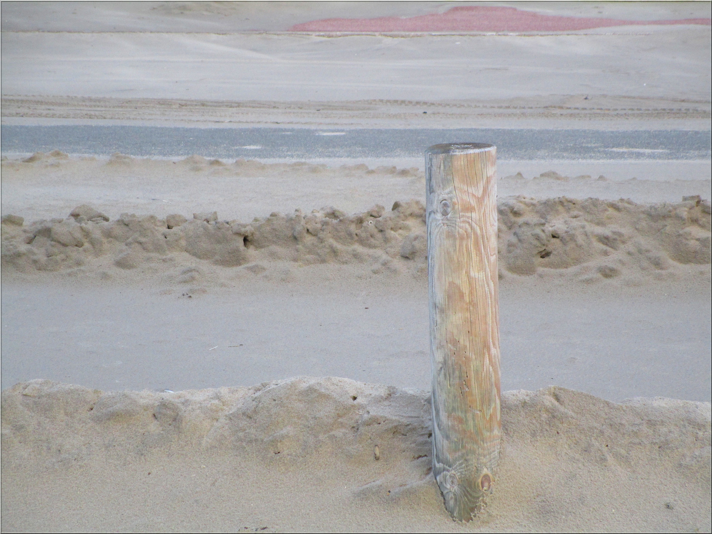 ..Hardelot, la route de la plage, sous le sable..