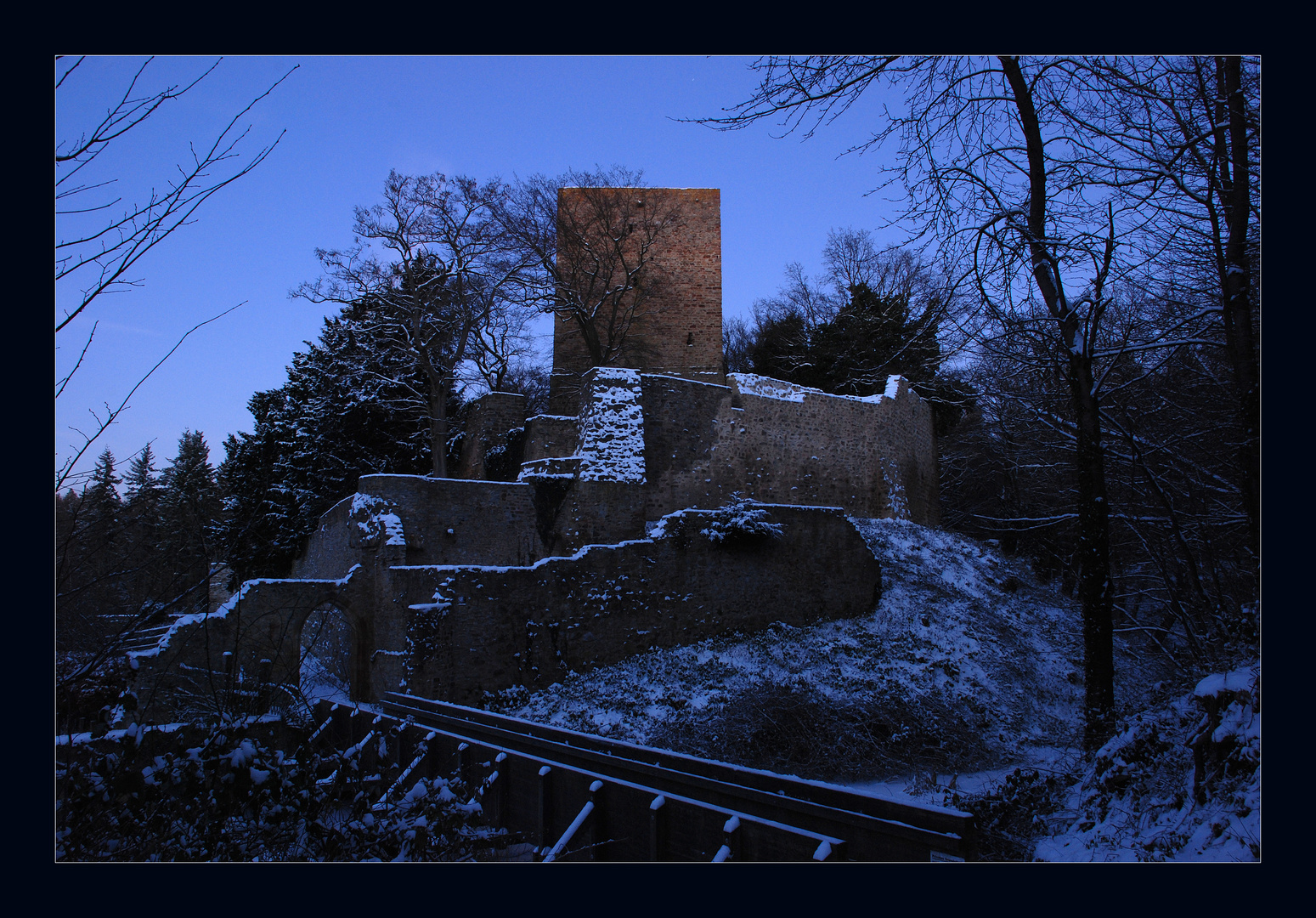 Hardtburg während der blauen Stunde