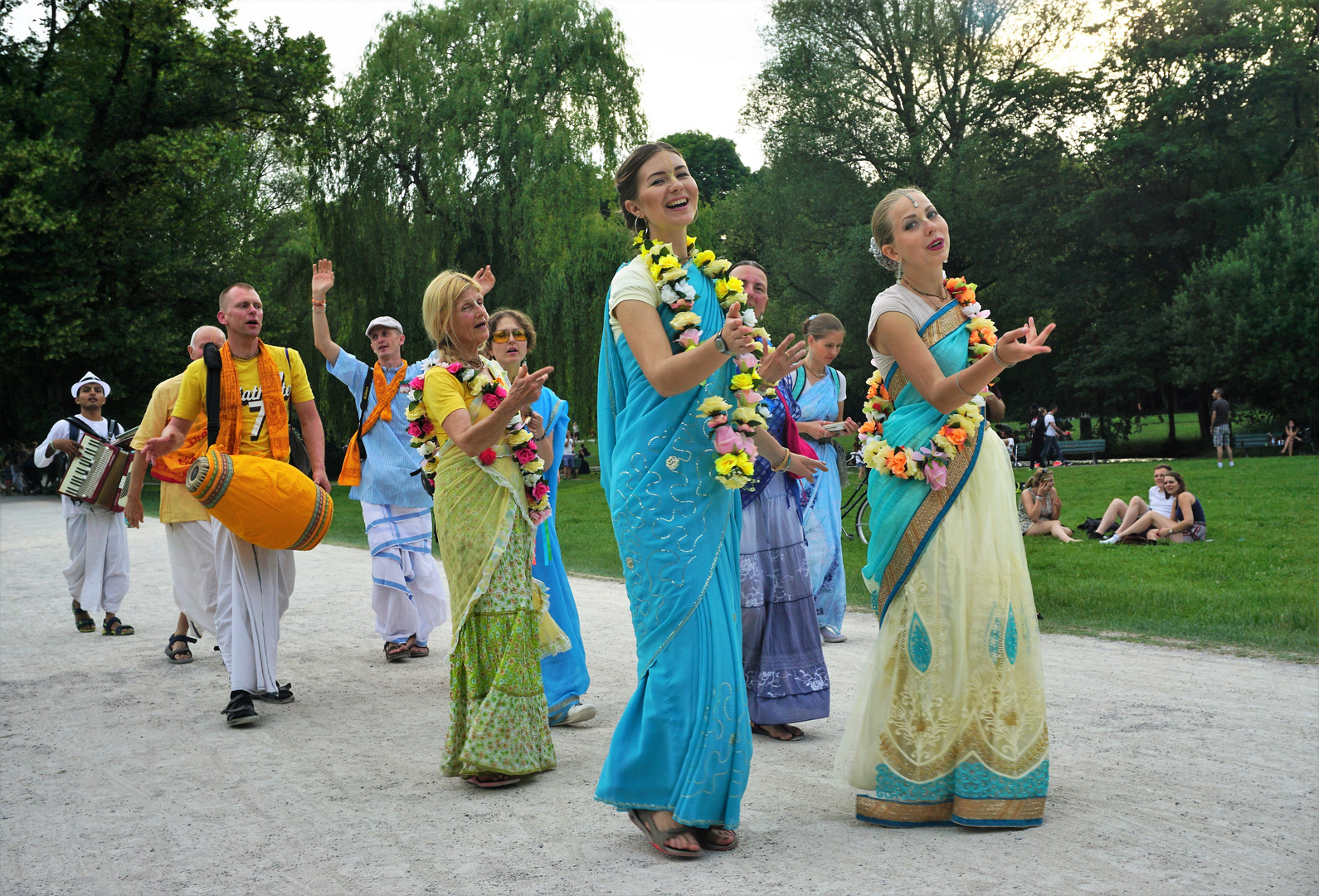 Hare Krishnas...im Englischen Garten in München.