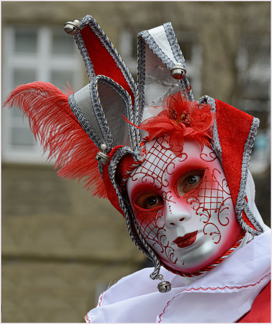 Harlekin in Rot und Weiß