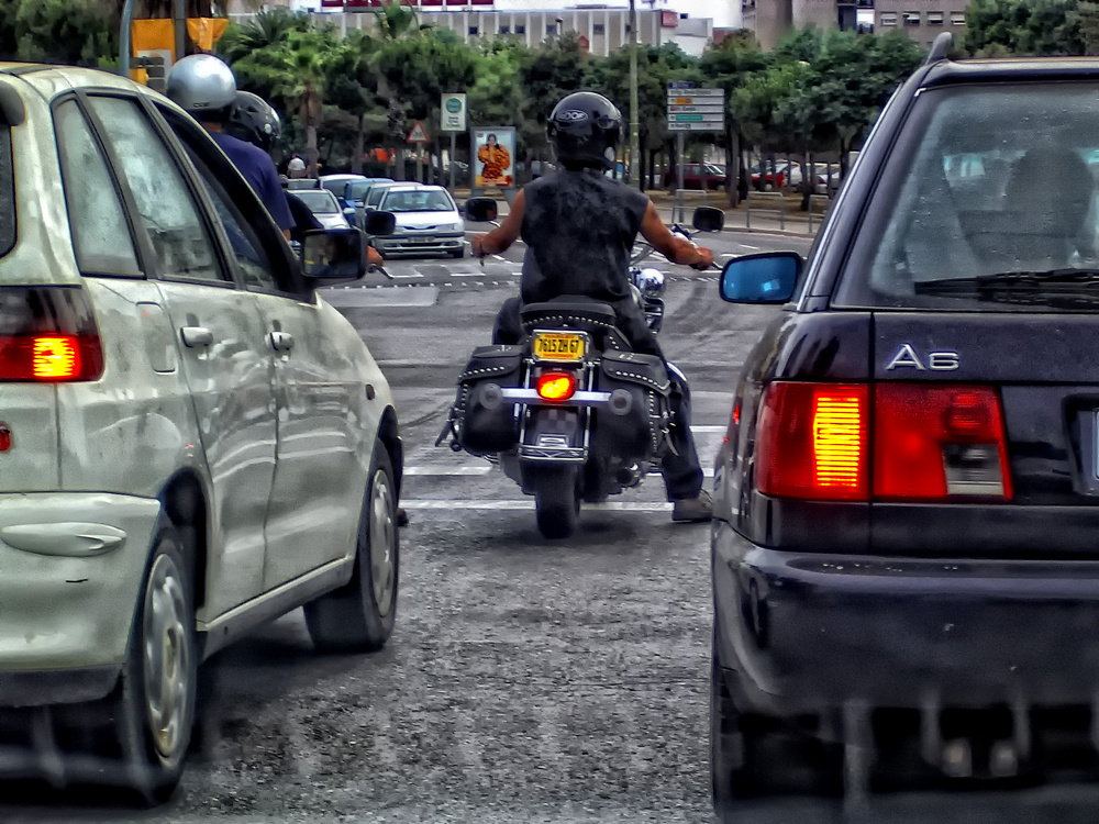 Harley cruzando Barcelona