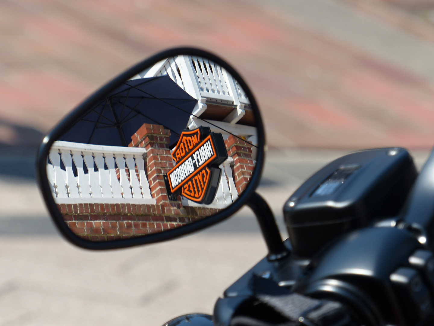 Harley Davidson im Rückspiegel