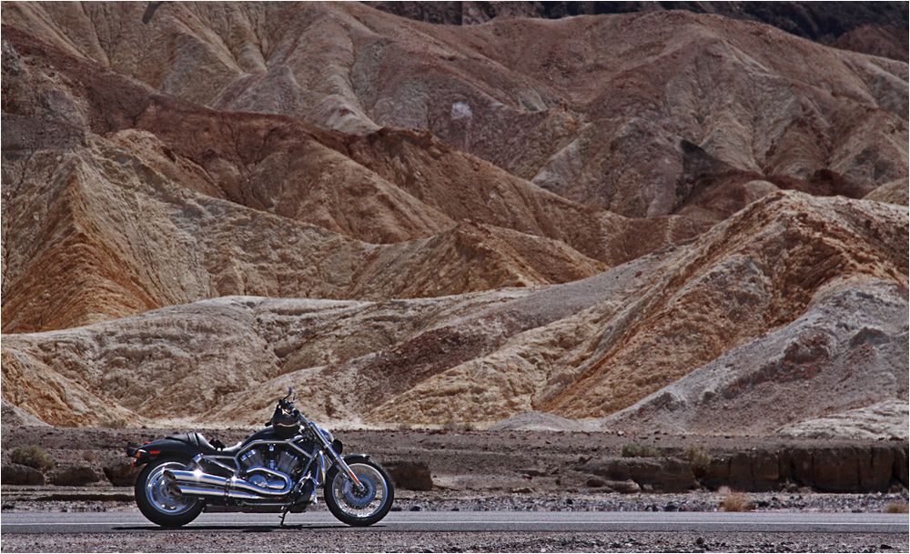 .... Harley Davidson V-Rod in der Wüste ....