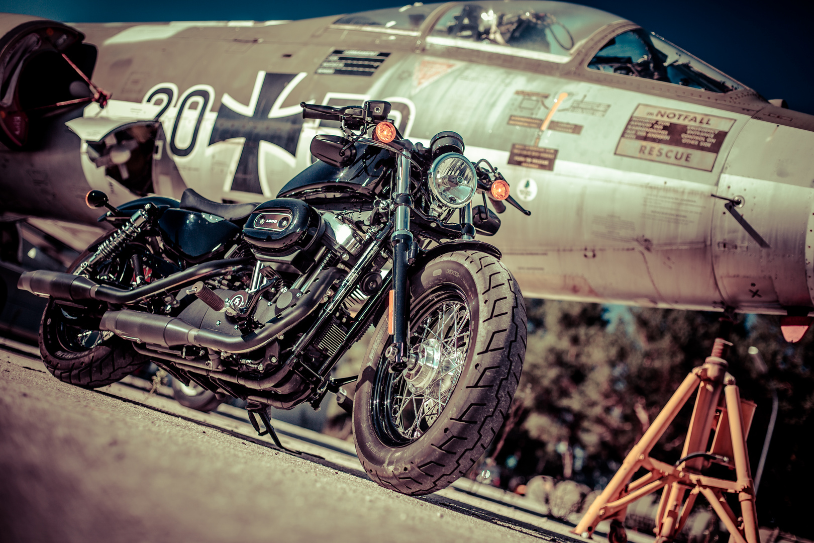 Harley Davidson vor dem alten Starfighter