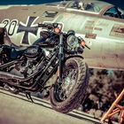 Harley Davidson vor dem alten Starfighter