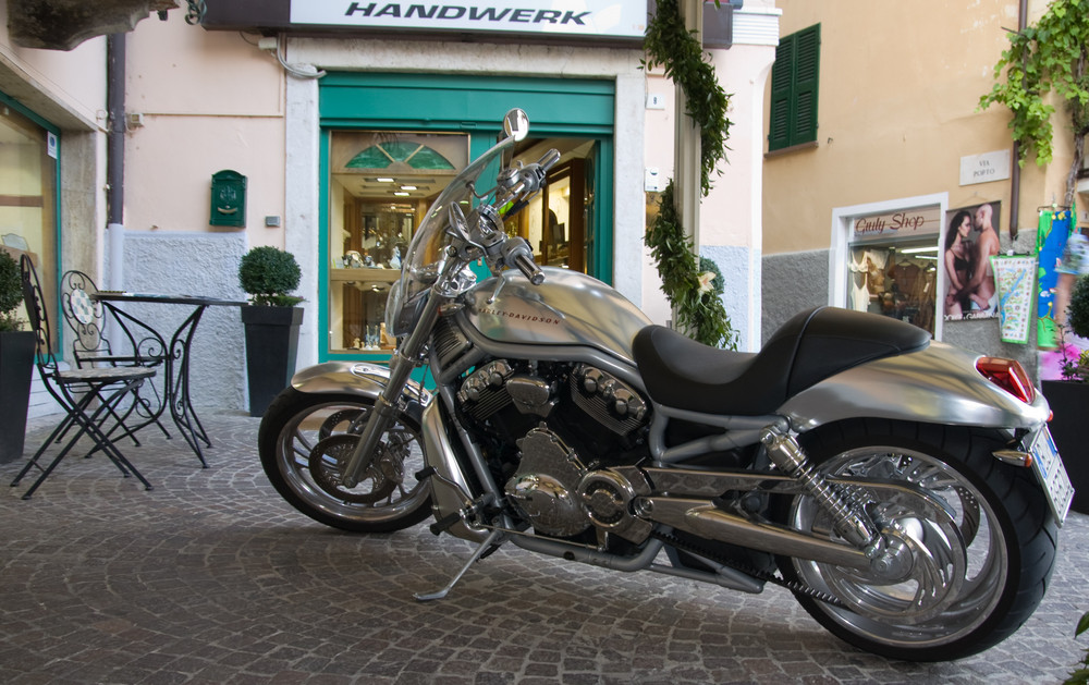 Harley zwischen Dessous und Handwerk