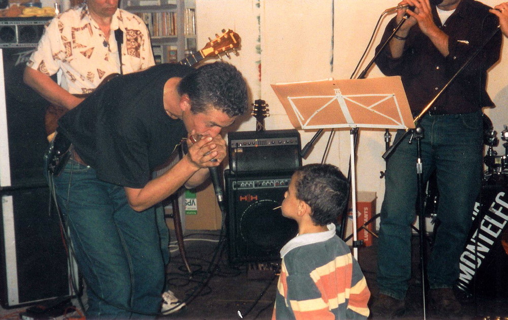 Harmonica Jones on stage - mess with the kid