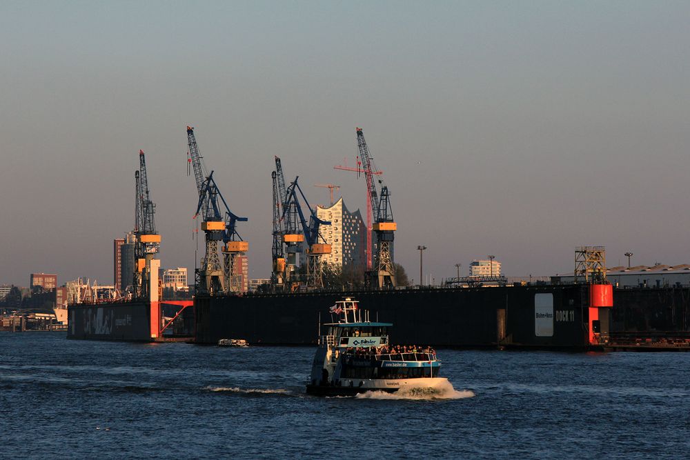 "Harmonie" im Hamburger Hafen on Tour - Im Hintergrund die "Elbphilharmonie"