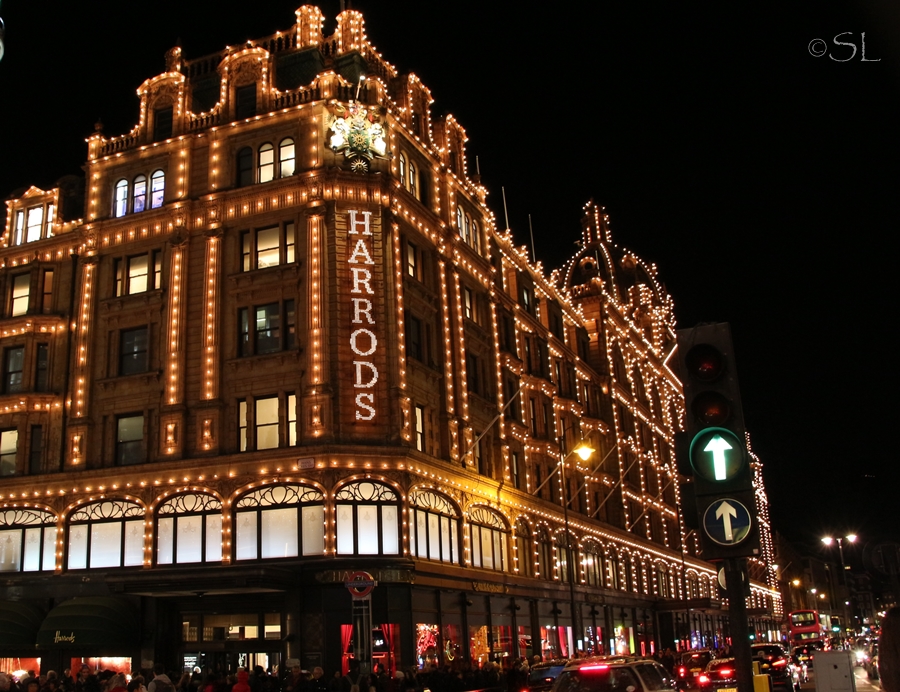 Harrods im Weihnachtskleid