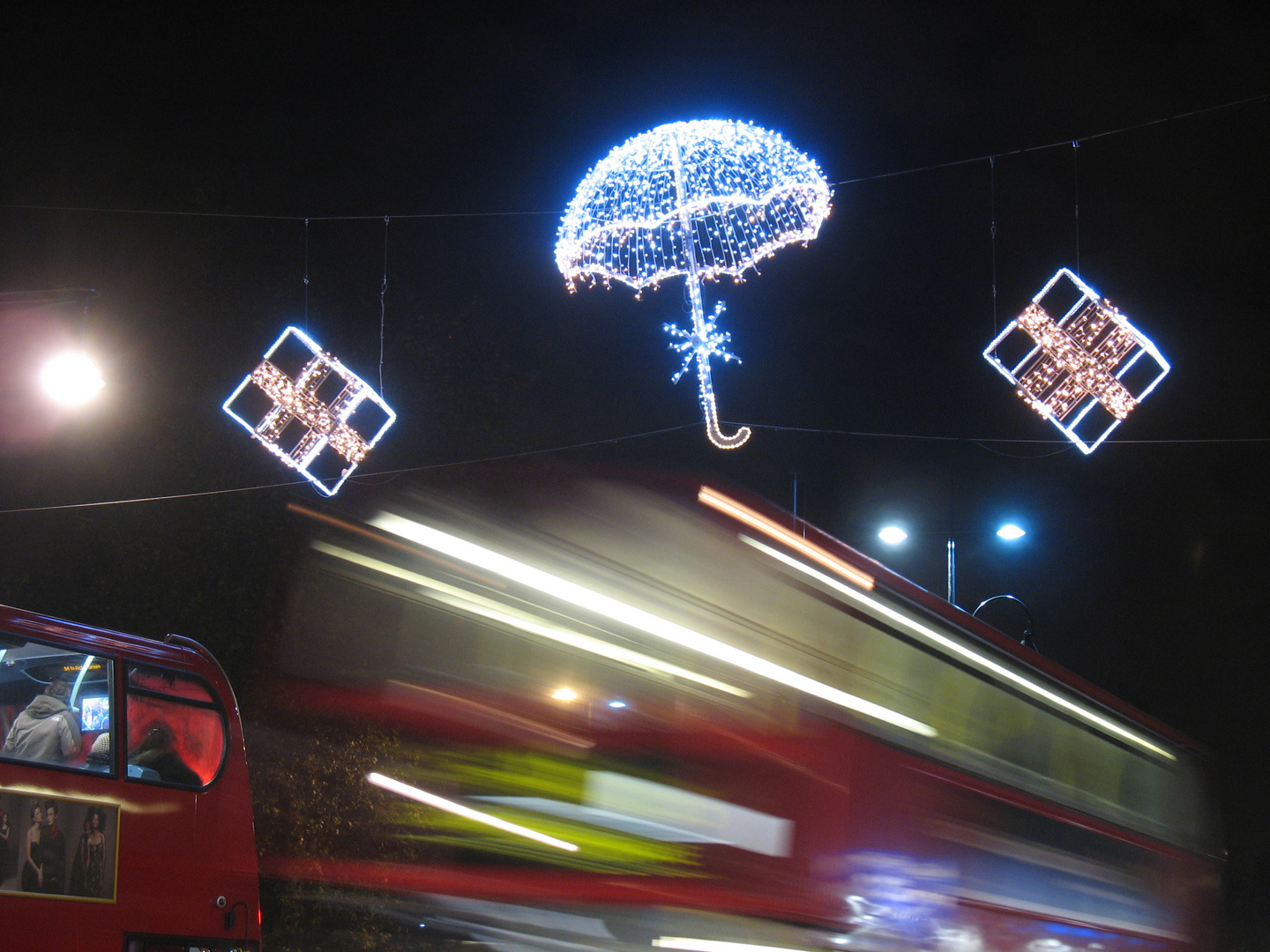 Harry Potter unterwegs in der Oxford street für letzte Weihnachtsgeschenke :))