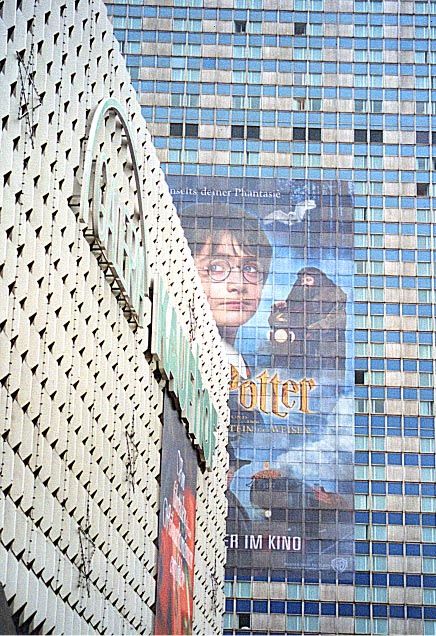 Harry sieht Dich....(derzeit größtes Filmplakat der Welt am  Forum-Hotel Berlin-Alexanderplatz)