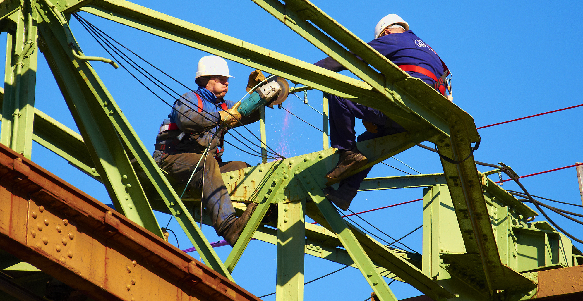 Harte Arbeit Schnapschuss bei der Demontage einer Schwebebahn  Station im Oktober 2011