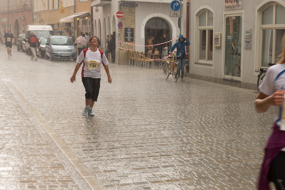 Harte Probe: Kopfsteinpflaster und Regen beim Marathon