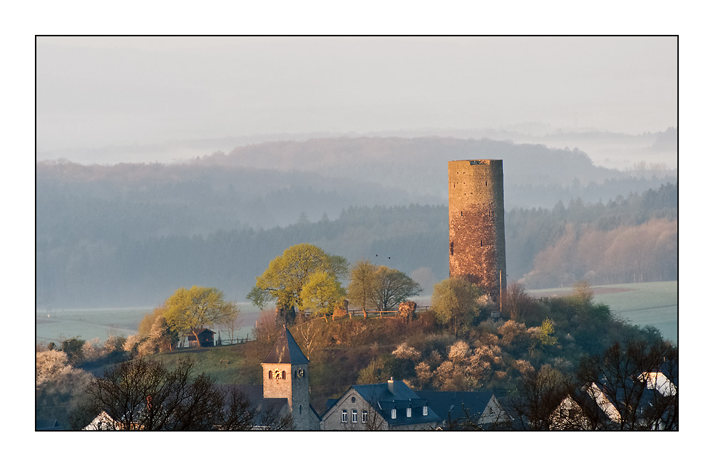 Hartenfels im ersten Sonnenlicht