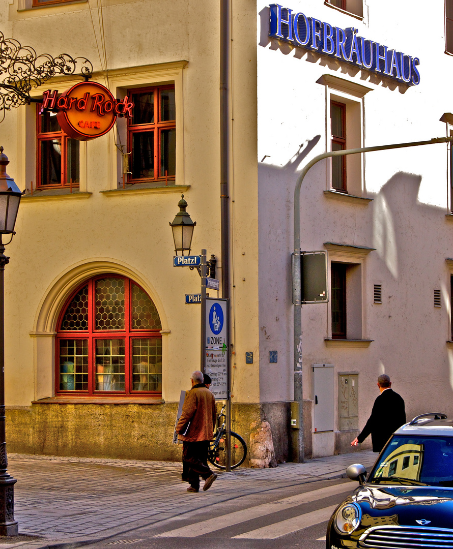 Harter Kontrast von Rock- und Bierseligkeit: nebeneinander das Hofbräuhaus und Hardrockcafe