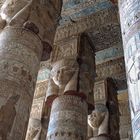 Harthorsäulen im Hypostyl des Tempels von Dendera