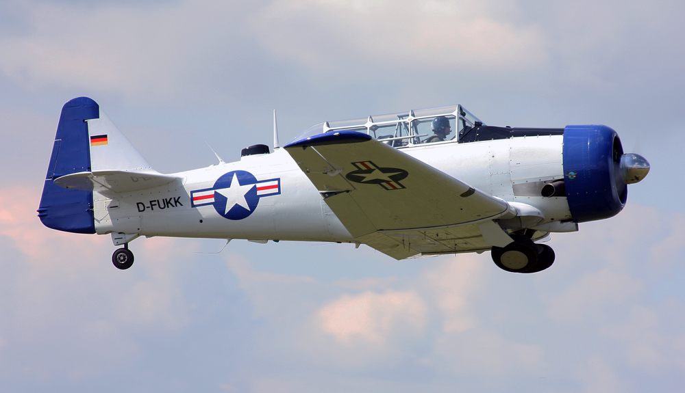 Harvard T6 D-FUKK Take off