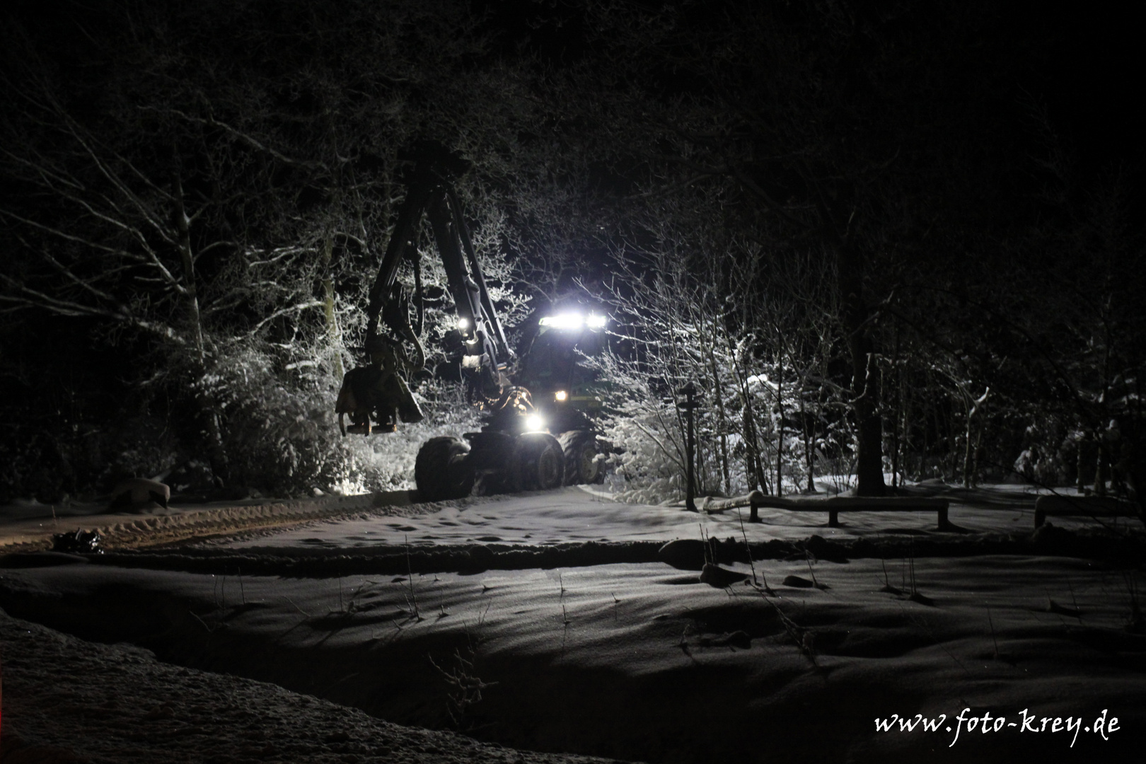 Harvester im Wald bei Nacht