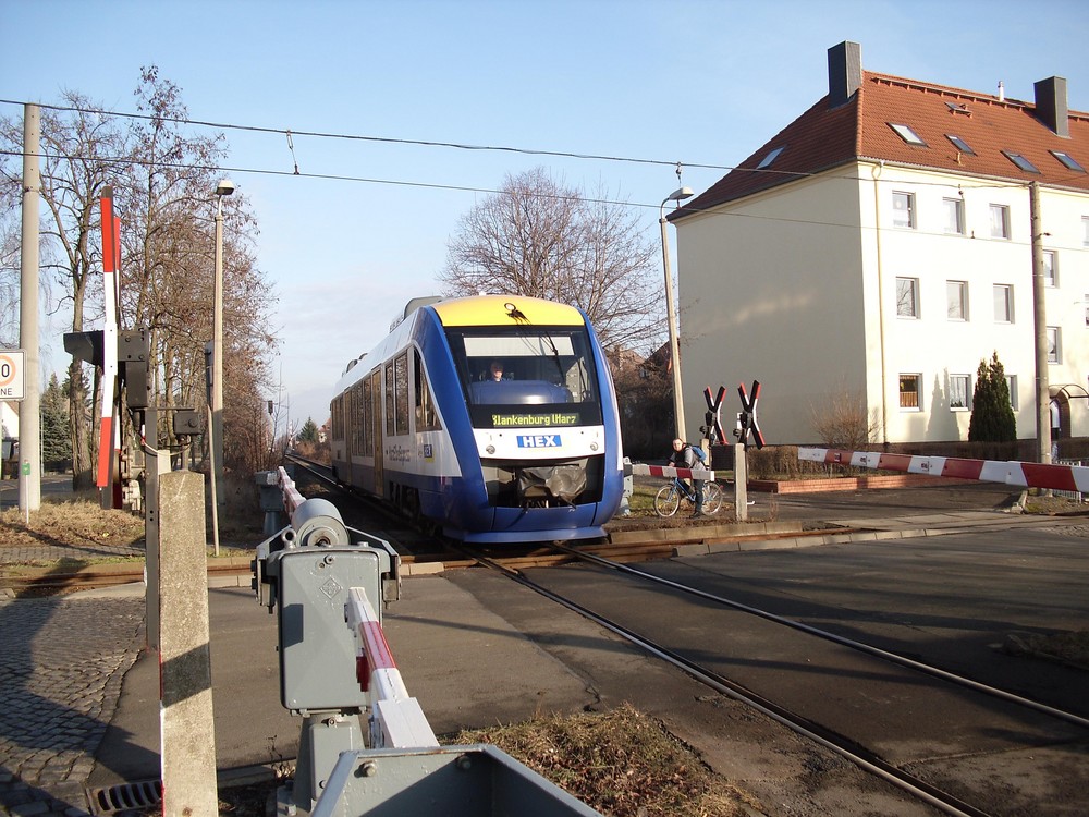 HarzElbeExpress HEX überquert die Straßenbahngleise in Halberstadt
