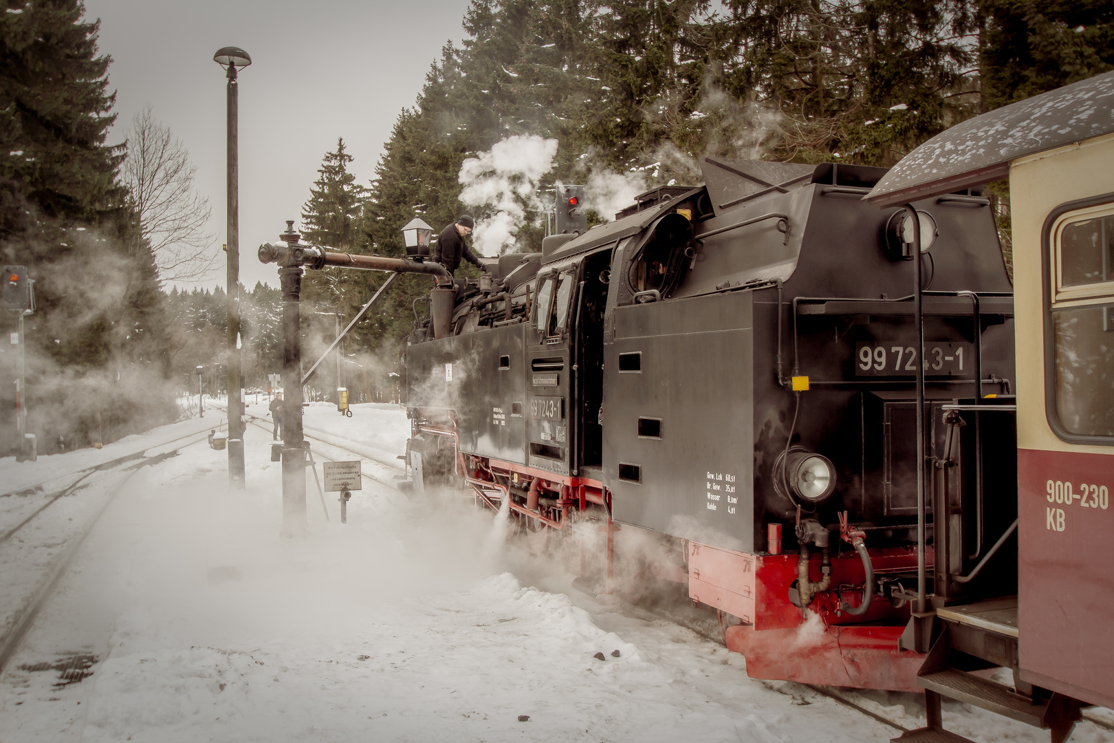 Harzer Schmalspurbahn beim Tanken 1