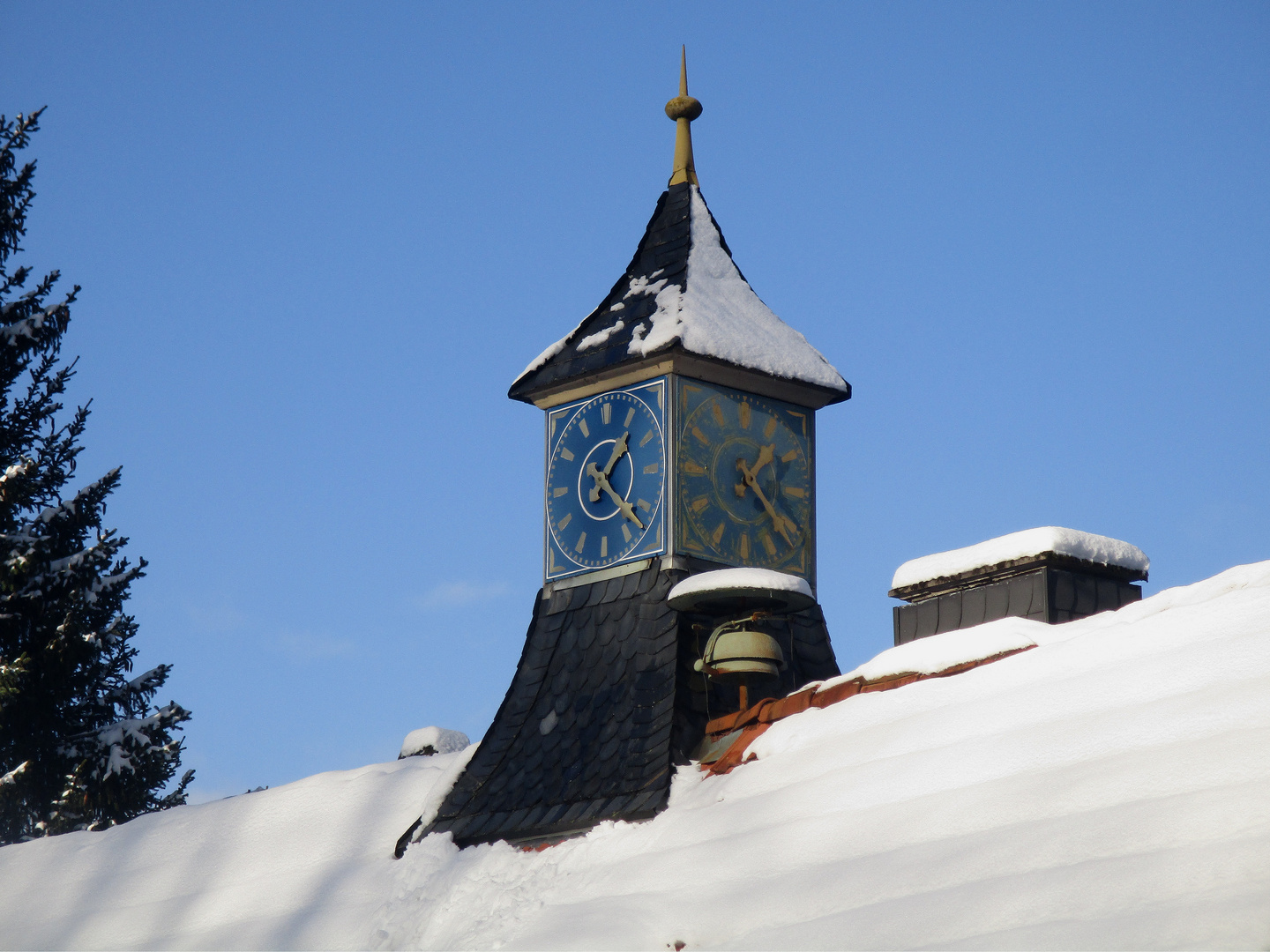 Harzer Wintermärchen - Die inoffizielle Bahnhofsuhr von Sorge.