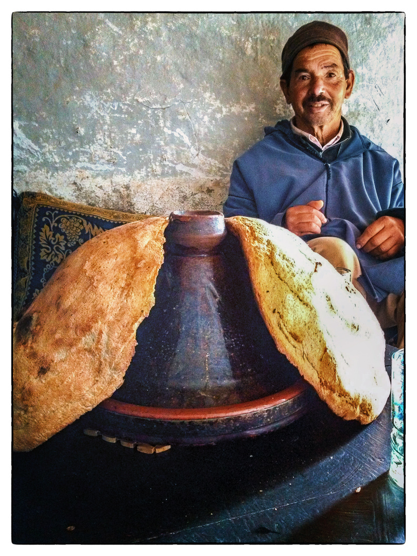 hassan mit tagine und fladenbrot