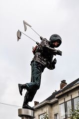 Hasselt - Skulptur eines Fallschirmspringers