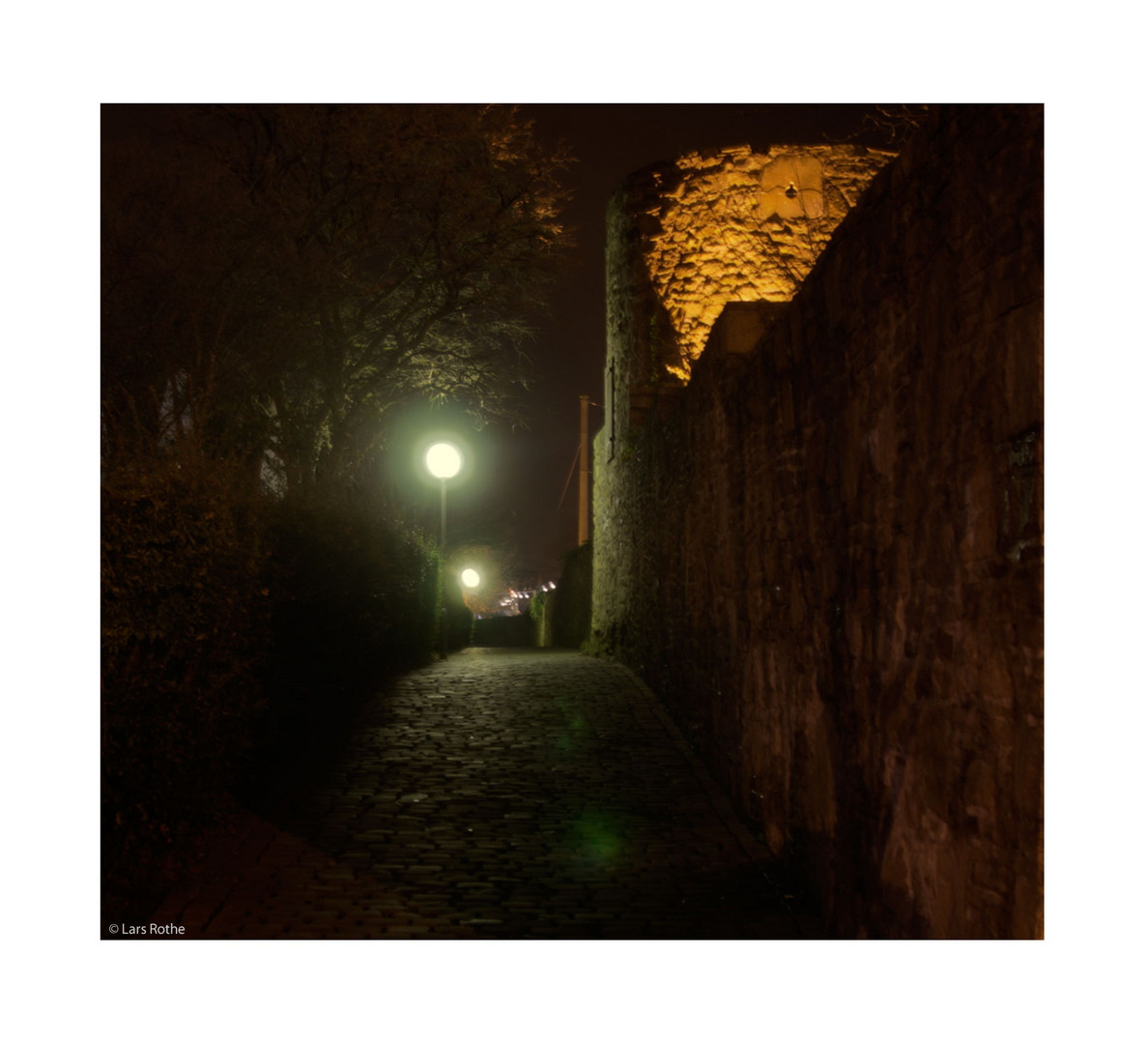 Hattinger Stadtmauer bei Nacht