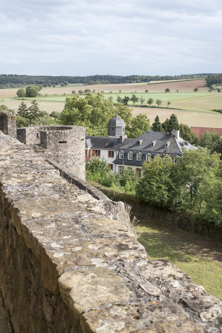 Hattsteiner Hof, Ausblick von Burg Münzenberg (Hessen)