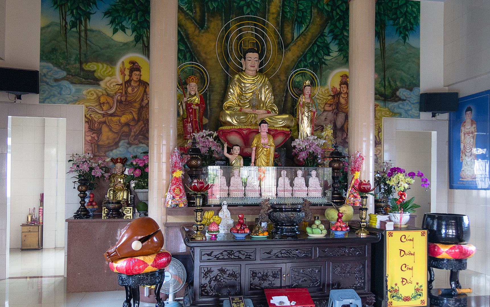 Hauptaltar der Tien Long Pagode in Saigon