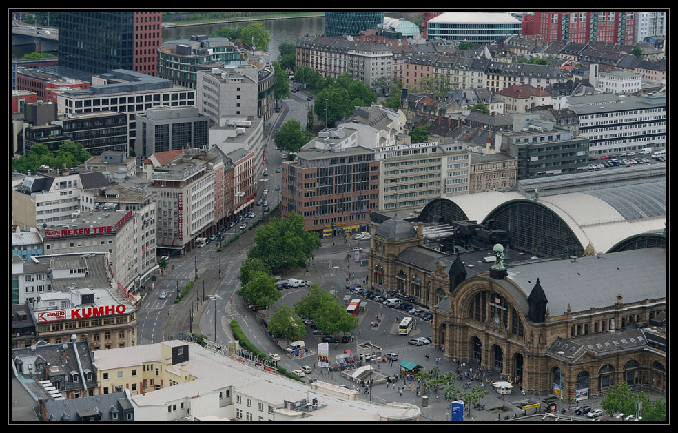 - -  Hauptbahnhof  - -