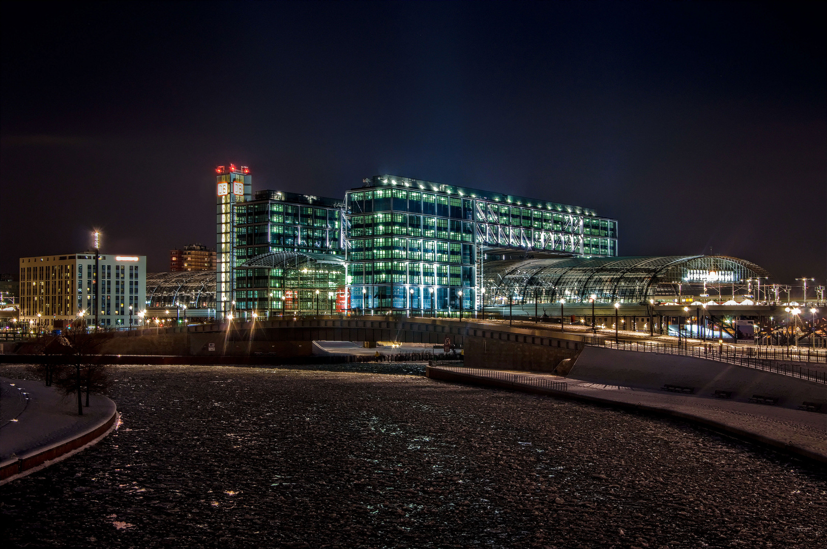 Hauptbahnhof am kalten Abend